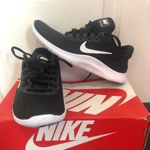 NWOB Nike Flex Running shoe women size 7